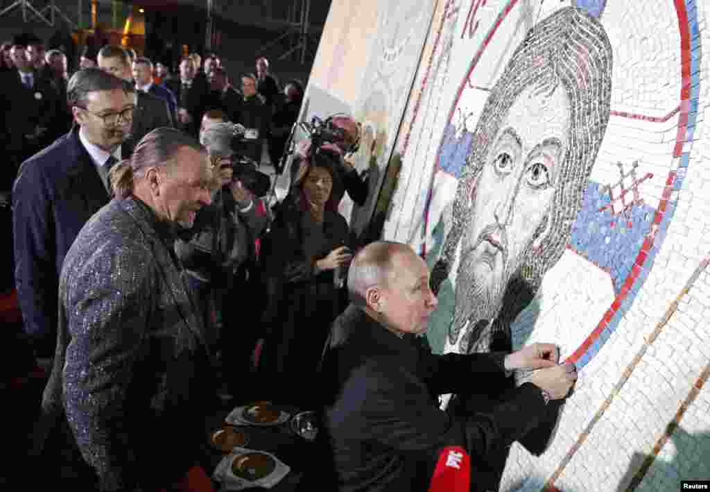 블라디미르 푸틴 러시아 대통령이 세르비아&nbsp;&nbsp;베오그라드의&nbsp;성 사바 세르비아 정교회를 방문해 작품의 마지막 모자이크 조각을 끼워넣고 있다.