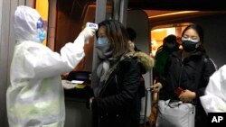 Las autoridades chinas mantienen un estricto control de todas las personas que salen de Wuhan, donde comenzó la epidemia de coronavirus y donde aún hay 14 colombianos que no han podido abandonar la ciudad.