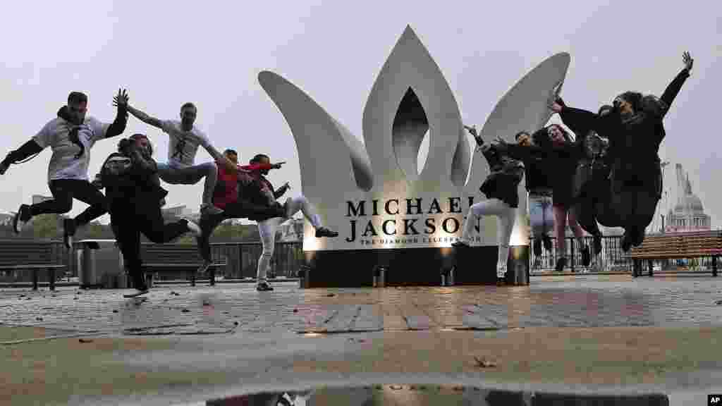 علاقه&zwnj;مندان مایکل جکسون در لندن، به مناسبت تولد این ستارۀ فقید موسیقی پاپ، آبدۀ شبیه تاج را به نام وی بنا کردند