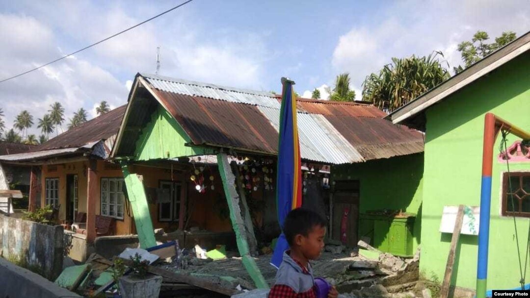 Beberapa rumah warga tampak roboh pasca gempa di Palu, Sulawesi Tengah, Jumat sore 28/9 (Courtesy: BNPB).