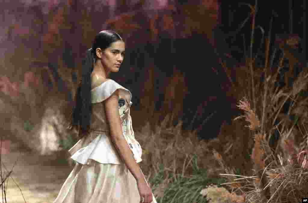  یک مدل در هفته مد هند لباسی از طراح سامانت چاهوان به تن کرده است.&nbsp;
