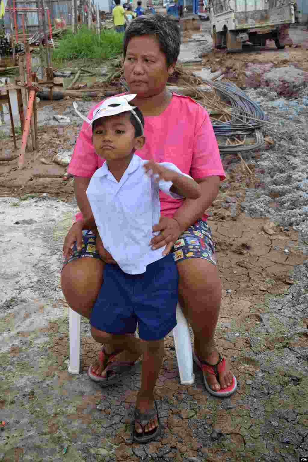 A construction worker from Myanmar, Ma Moe, with her son, Sun Linn Htet, Bangkok, July 10, 2014. (Rosyla Kalden/VOA)