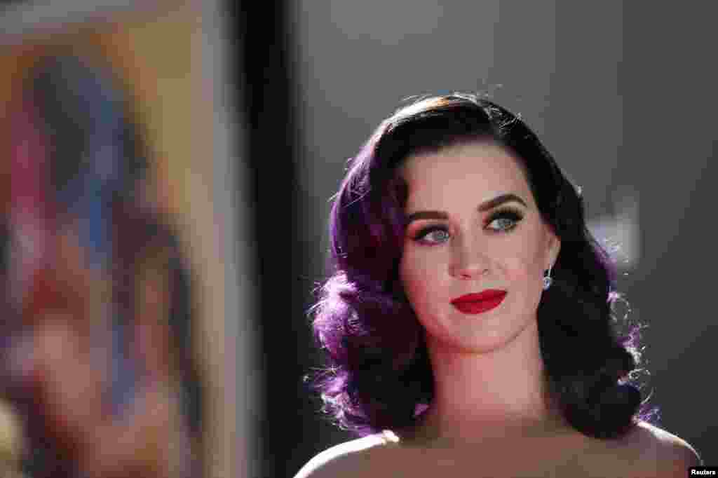 在加利福尼亚州好莱坞的格劳曼中国剧院，凯蒂&middot;佩里出席记录她出道和星路历程的3D纪录片《凯蒂&middot;佩里：我的一部分》（Katy Perry：Part of Me，又译《凯蒂&middot;佩里：做自己》）首映式（2012年6月26日）。