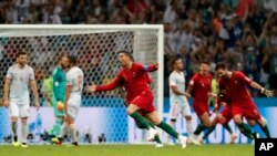 El portugués Cristiano Ronaldo celebra después de anotar su tercer gol con un tiro libre durante el partido del grupo B entre Portugal y España en la Copa Mundial de fútbol 2018 en el estadio Fisht en Sochi, Rusia, el viernes 15 de junio de 2018.
