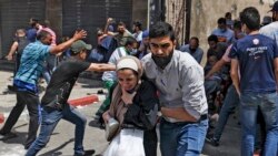 Palestinci se evakuišu iz zgrade koju su gađali izraelski bombarderi, 11. maja 2021.