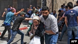 Palestinci evakuiraju zgradu ciljanu izraelskim bombardiranjem u gradu Gazi 11. maja 2021.
