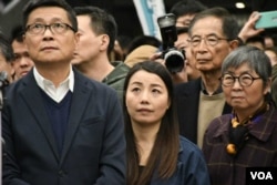 和平占中发起人陈健民（左起）、前立法会议员刘小丽、民主党创党主席李柱铭、公民党前立法会议员吴霭仪。 (美国之音 汤惠芸拍摄 )