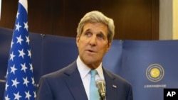 Menlu AS John Kerry memberikan keterangan kepada media sebelum pertemuan dengan Menlu Turki Mevlut Cavusoglu di Ankara (12/9).