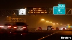 Un letrero avisa sobre baja velocidad en la carretera I-10 de Arizona, donde ayer hubo un accidente múltiple que dejó tres personas muertas.