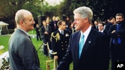 2000年柯白和時任總統克林頓在PNTR簽字儀式上握手