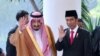Raja Salman Hadapi Hujan 'Selfie' dalam Kunjungan ke Asia