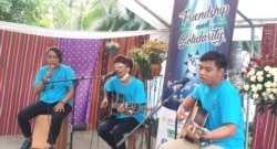 Grup musik Friendship and Solidarity membawakan beberapa lagu yang tercipta saat pandemi corona. (Foto: VOA/Petrus Riski)