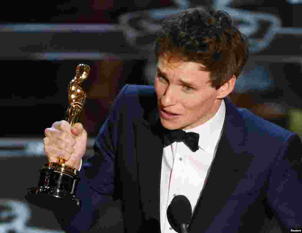 Aktor Eddie Redmayne menerima piala Oscar untuk aktor utama terbaik atas perannya sebagai Stephen Hawking dalam &quot;The Theory of Everything&quot; pada Academy Awards ke-87 di Hollywood, California (22/2). (Reuters/Mike Blake)