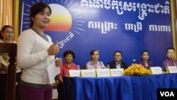 Sin Chanpeourozet, a CNRP commune councilor from Battambang's O'Cha commune, shares her experience with fellow CNRP women leaders while attending a women empowerment workshop at the CNRP's headquarters in Phnom Penh, Cambodia, Wednesday, August 10, 2016.( Leng Len/VOA