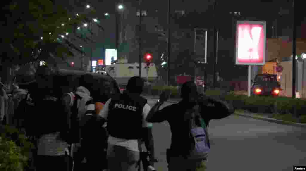 La police dans la rue après l'attaque d'hommes armés dans un café à Ouagadougou, Burkina Faso, le 13 août 2017.