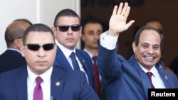 Abdel Fattah el-Sissi, le président égytien salue de la main à Suez, Ismailia, Egypte, 26 août 2015. 