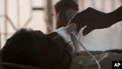 آرشیو - ببمار مبتلا به سل با ماسک اکسیژن - حیدر آباد، هند ۲۰۱۸
