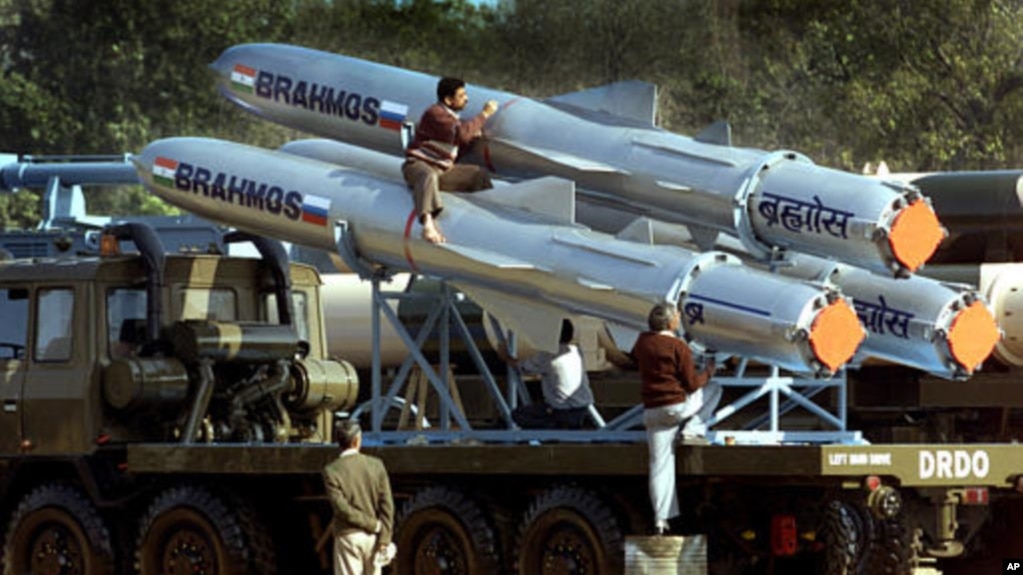 Phi đạn siêu thanh BrahMos do Nga và Ấn Độ đồng chế tạo.