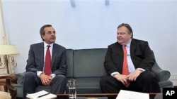 Antonis Samaras, da Nova Democracia, e o lider do PASOK, Evangelos Venizelos, 