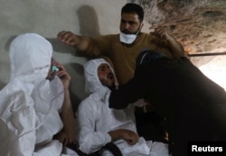 叙利亚毒气攻击的受害者接受治疗（2017年4月4日）