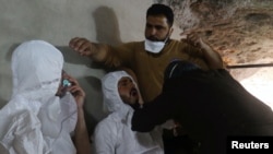 Li Xan Şêxûn ya Îdlibê, piştî êrîşa kîmyayî ya gumankirî birîndar maskeya oksîjenê bi kar tînin