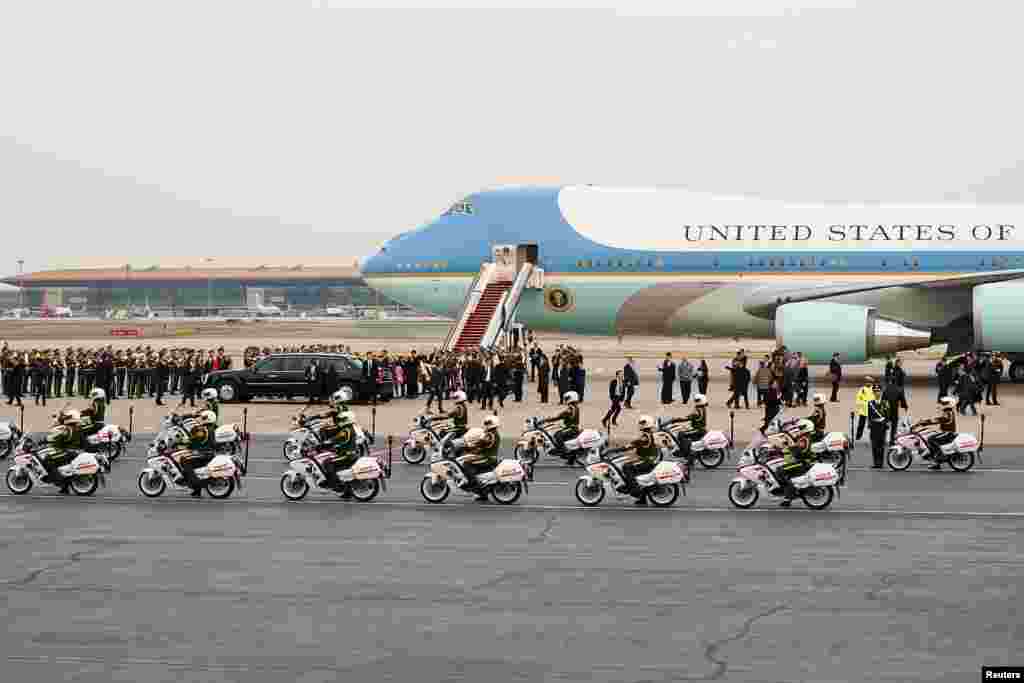 美国总统唐纳德&middot;川普和第一夫人梅拉尼亚抵达北京首都机场后，在摩托车队护送下，启程离开停机坪。（2017年11月8日）