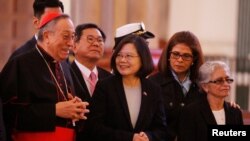 El arzobispo de Tegucigalpa, cardenal Oscar Andrés Rodríguez Maradiaga (izq.) habla con la presidenta de Taiwan Tsai Ing-wen (centro) durante una visita a la Catedral de Suyapa, en Tegucigalpa, Honduras. Enero. 9, 2017. 