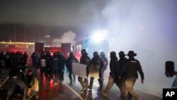 防暴警察前往拦阻在阿拉木图市中心的抗议者。(2022年1月5日)