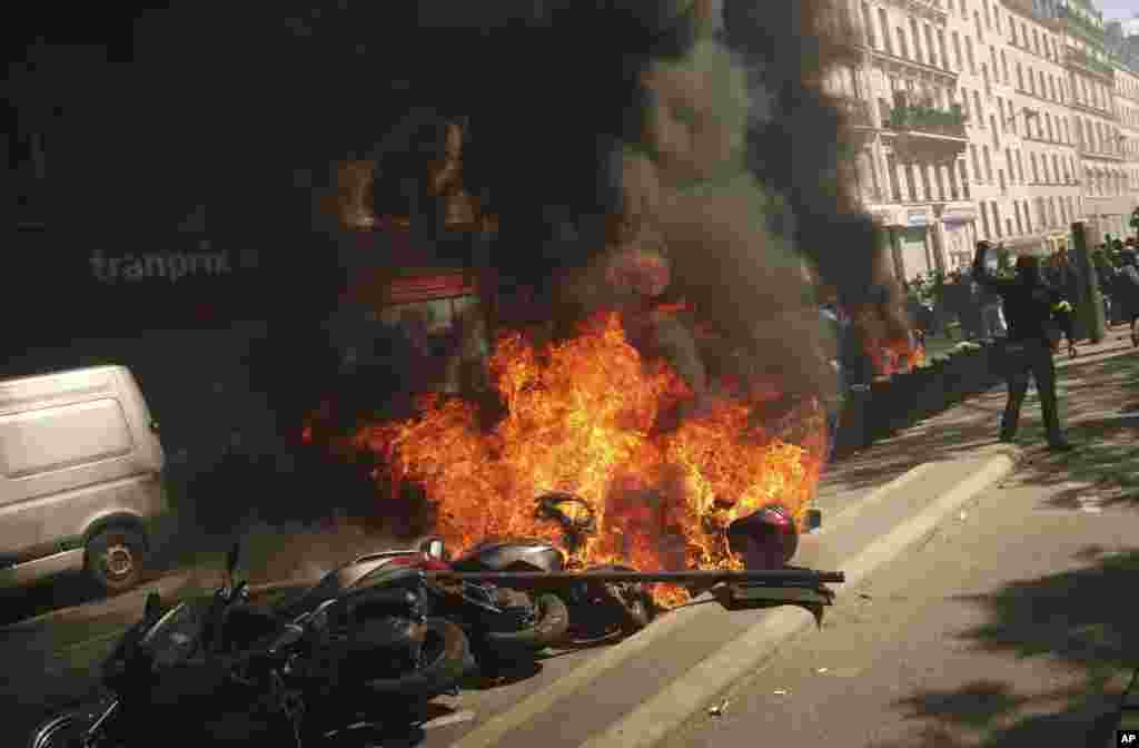 موتورهای آتش گرفته در جریان ادامه تظاهرات جلیقه زردهای فرانسه.