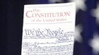 Tư liệu: Ảnh chụp ngày 23/3/2016. Một dân biểu Quốc hội giương cao văn bản Hiến Pháp Hoa Kỳ tại Điện Capitol ở Washington. (AP Photo/J. Scott Applewhite)