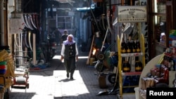 Dükkanları gezinen bir Diyarbakırlı (Reuters - Ümit Bektaş, Mayıs - 2011)