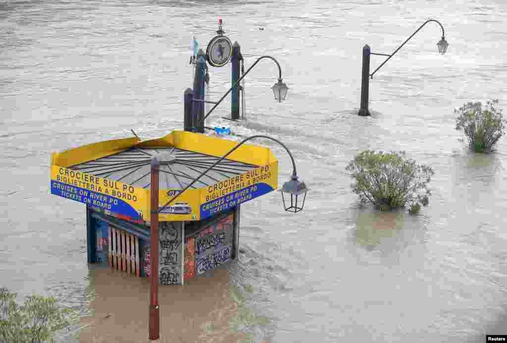 Sebuah kios yang menjual tiket, terendam banjir akibat meluapnya sungai Po di Turin, Italia.