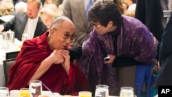 티베트의 정신적 지도자 달라이 라마가 5일 워싱턴에서 열린 국가조찬기도회에 참석해 오바마 미국 대통령의 수석보좌관인 발레리 자레트와 인사를 나누고 있다.