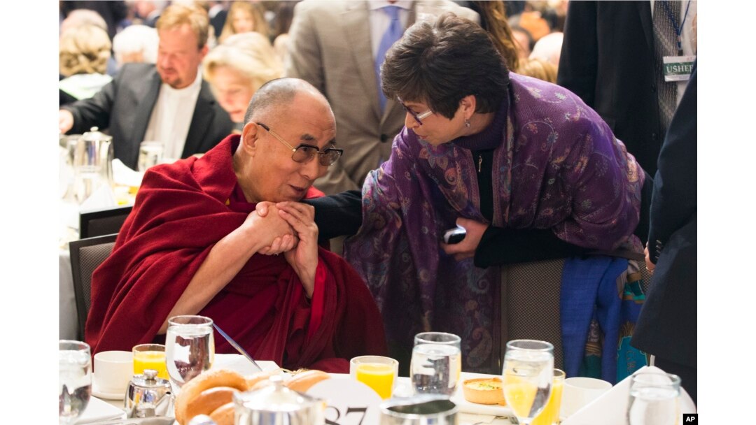 Prezident Obamaning maslahatchisi Valeri Jarret nonushta paytida Tibet diniy rahnamosi Dalay Lama bilan o'tirdi.
