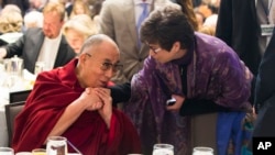 ທ່ານນາງ Valerie Jarrett ທີ່ປຶກສາອາວຸໂສຂອງປະທານາທິບໍດີ Barack Obama (ຂວາ) ສົນທະນາກັບອົງ Dalai Lama ໃນລະຫວ່າງ ​ພິທີ​ສູດມົນພາວະນາແຫ່ງ​ຊາດປະຈຳ​ປີ​ ໃນ​ຕອນ​ຮັບ​ປະທານ​ອາຫານ​ເຊົ້າ ຢູ່ທີ່ວໍຊິງຕັນ, ເມື່ອວັນພະຫັດທີ 5 ກຸມພາ 2015.