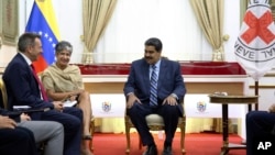 Presiden Venezuela Nicolas Maduro (kanan) menerima Peter Maurer, President Komite Palang Merah Internasional (ICRC) di Caracas 9 April lalu. 