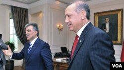 Presiden Turki Abdullah Gul (kiri) dan PM Tayyip Erdogan di Ankara (14/6). Jenderal Engin Alan dituduh terlibat dalam rencana kudeta terhadap pemerintahan PM Erdogan.