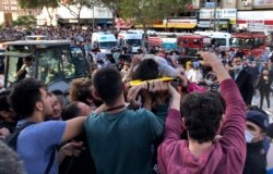 Para relawan mengangkut korban luka-luka dalam gempa di Izmir, Turki hari Jumat (30/10).