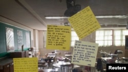Kertas-kertas berisi pesan dari rekan-rekan siswa SMA Danwon di Ansan, Korea Selatan terlihat menghiasi di kaca jendela kelas dan meja siswa yang masih dinyatakan hilang dalam musibah tenggelamnya kapal feri "Sewol" (Foto: dok).