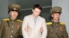 Otto Warmbier (giữa), một sinh viên Đại học Virginia bị giam giữ ở Bắc Hàn trong một bị áp giải ra tòa ở Bình Nhưỡng. Cái chết của anh đã gây phẫn nộ trong công chúng Mỹ nhưng Tổng thống Trump nói nó 'không vô ích.'
