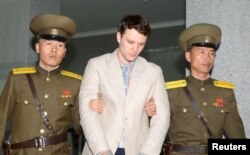 지난 2016년 3월 북한에 억류된 미국 대학생 오토 웜비어가 평양의 북한 최고재판소에 들어가고 있다. 당시 웜비어는 국가전복음모죄 혐의로 노동교화형 15년을 선고받았다.