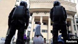 Les forces de sécurité égyptiennes montent la garde devant le tribunal lors du procès de Khaled Ali, avocat des droits de l'homme et ancien candidat à la présidence, au Caire, le 3 janvier 2018.