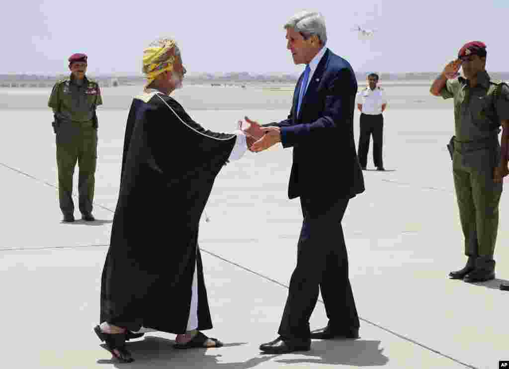 U.S. Secretary of State John Kerry is greeted by Oman&#39;s Foreign Minister Yusuf Bin Alawi bin Abdullah in Muscat, Oman, May 21, 2013.
