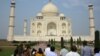 印度的标志性建筑泰姬陵每年吸引数以百万计的游客。