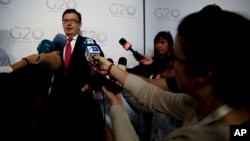 Reporters surround Spanish Economy, Industry and Competitiveness Minister Roman Escolano as he speaks on the sidelines of the G-20 finance ministers and central bankers summit in Buenos Aires, Argentina, March 20, 2018. 