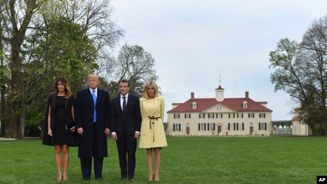 En la foto en la histórica casa de George Washington en Mount Vernon, de izquierda a derecha, la primera dama Melania Trump, Donald Trump, el presidente francés Emmanuel Macron y su esposa, Brigitte Macron.