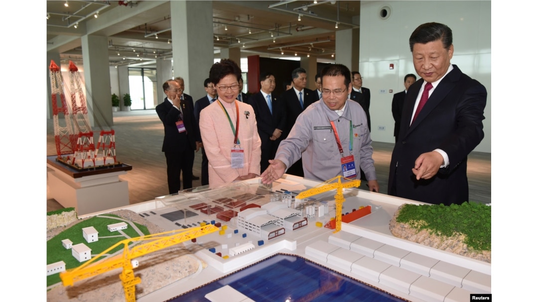 中国国家主席习近平和香港特别行政区行政长官林郑月娥2018年10月23日参加在中国珠海举行的港珠澳大桥开通典礼时，观看了这座大桥的模型。