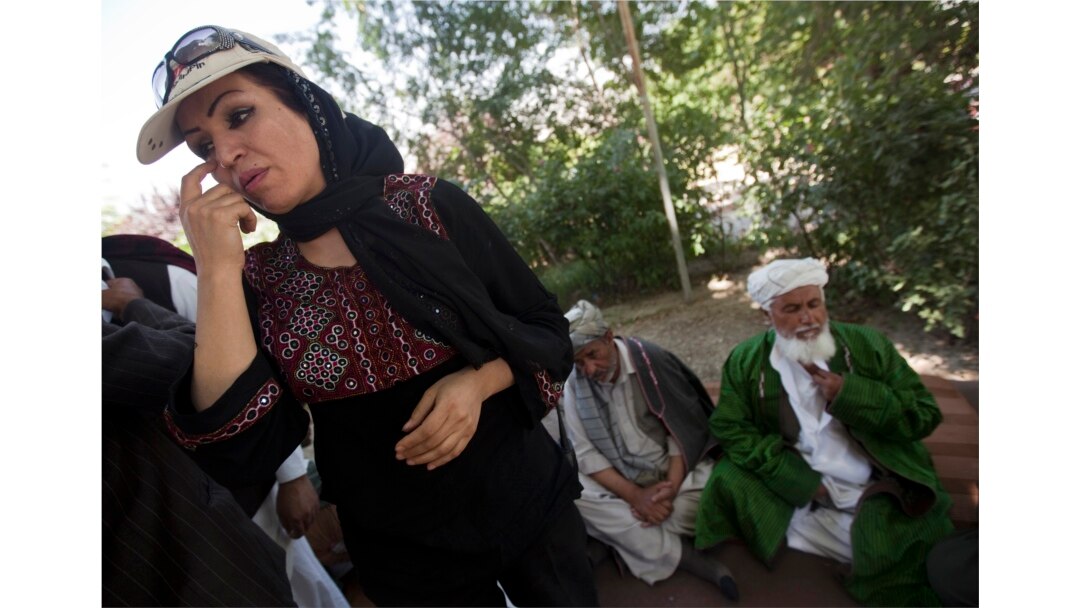 Afg'onistonlik rejissor ayol Saba Sahar teleserial suratga olmoqda, Kobul, Afg'oniston, 2011-yil, 30-may.