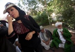 Afg'onistonlik rejissor ayol Saba Sahar teleserial suratga olmoqda, Kobul, Afg'oniston, 2011-yil, 30-may.