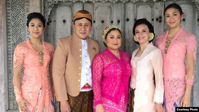 Maura Munaf (kanan) bersama keluarga (ki-ka) Sherina Munaf (kakak), Triawan Munaf (ayah), Virania Munaf (kakak), Luki Ariani (ibu) (dok: Maura Munaf)